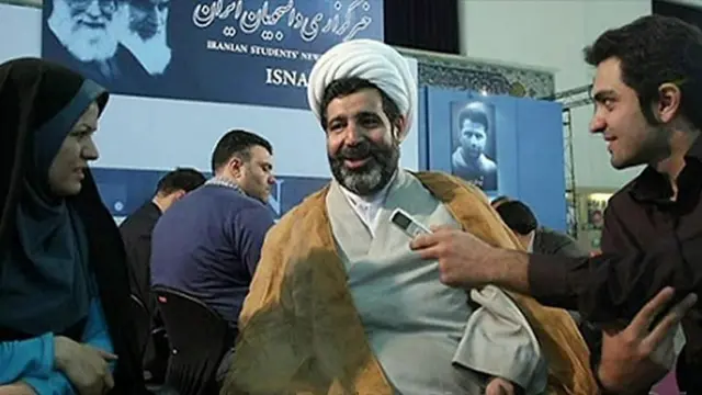 روزنامه‌نگاران زیادی گفته‌اند که آقای منصوری زمانی که در دادسرای رسانه بود آنها را "آزار و اذیت" کرده است