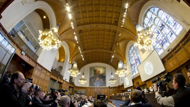 Репортеры снимают в в Международном суде ООН в Гааге