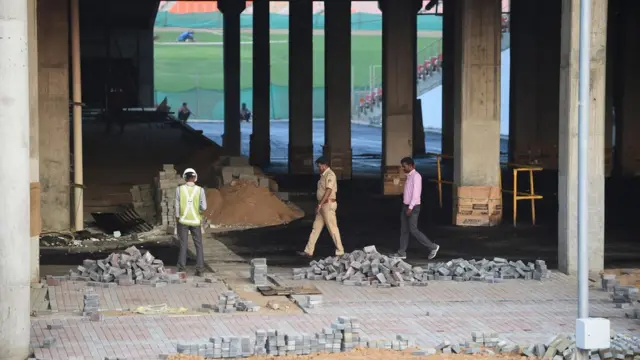 मोटेरा स्टेडियम के बाहर चल रहा निर्माण कार्य