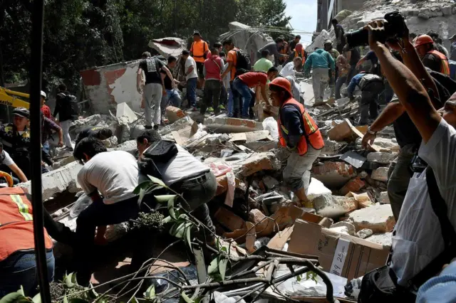 બચાવકાર્યમાં આમ આદમી પણ જોતરાયા છે અને કાટમાળ નીચે લોકોને શોધી રહ્યા છે તેની તસવીર