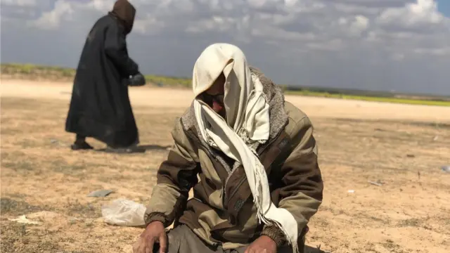 رجل ملثم يصلي