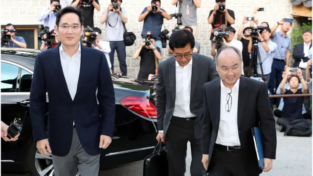 (캡션) 손정의 일본 소프트뱅크 회장과 이재용 삼성전자 부회장이 4일 만찬장에 함께 도착했다