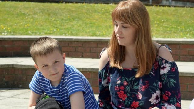 Kateryna Halenda e umceltic real madrid prognósticoseus filhos sentados no centro no Paísceltic real madrid prognósticoGales