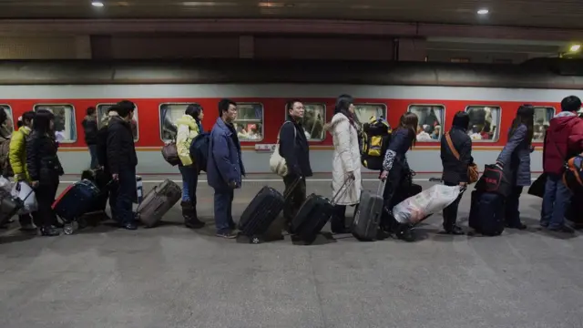 Gente haciendo fila en un tren en China.