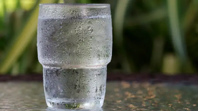 Vaso con agua fría