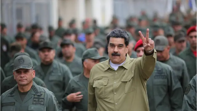 Maduro cumprimenta soldados