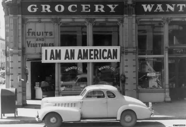 पर्ल हार्बर पर जापान के हमले के बाद कैलिफोर्निया ​के ओकलैंड में एक किराना स्टोर पर 'आई एम अमेरिकन' लिखा हुआ. इस दुकान के मालिक मात्सुदा परिवार को शिविर में बंद करने के बाद यह स्टोर बंद हो गया था.