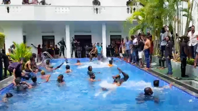 متظاهرون ممن يحتلون القصر الرئاسي.