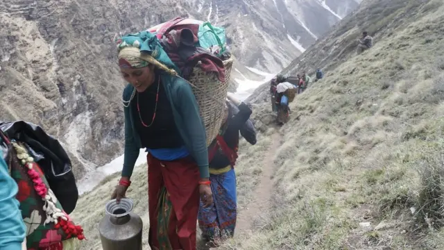 महिलाहरू यार्सागुम्बा टिक्न जाँदै