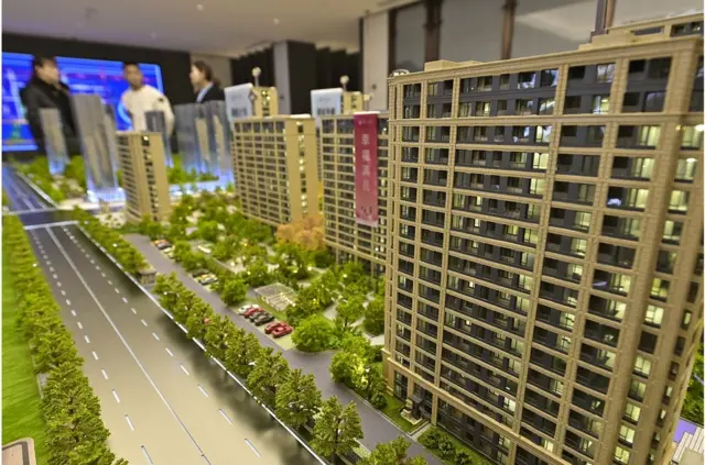 購房者在中國東部山東省青州市房地產某售樓處看沙盤