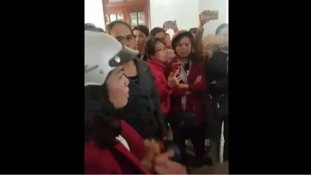 Các giáo viên tìm đến UBND huyện để khiếu nại, đòi giải trình hôm 9/3
