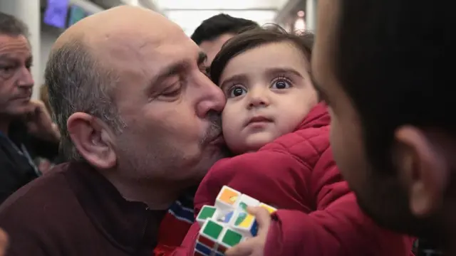 Khaled Haj Khalaf e a neta Shams depois da chegada dela e da mãe ao aeroporto O'Hare,bonus sem depósito cassinoChicago, vindas da Turquia