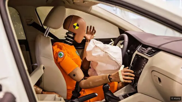 Zbog podrške obaveznom vezivanju sigurnosnog pojasa, prve kampanje za bezbednost na putu su izazvale bojazan da će ono biti uvedeno nauštrb vazdušnog jastuka