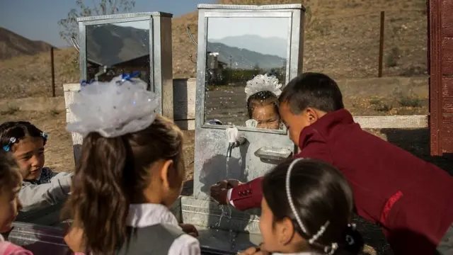 "Россиядан мугалимдер келсе, тил үйрөтүү менен гана чектелиши керек"