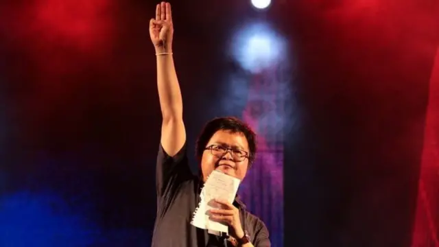 นายอานนท์ นำภา ทนายความสิทธิมนุษยชน ขึ้นปราศรัยบนเวที