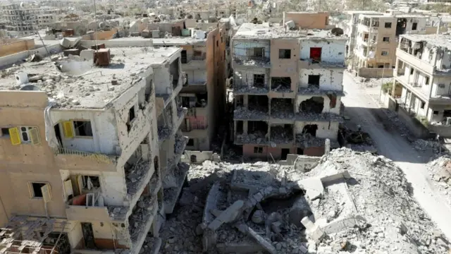 مباني مدمرة في الرقة