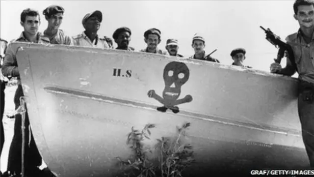 1961年4月一千多古巴流亡者在美國中情局的支持下在古巴豬灣登陸試圖推翻卡斯特羅的古巴政權,但武裝入侵遭遇慘敗