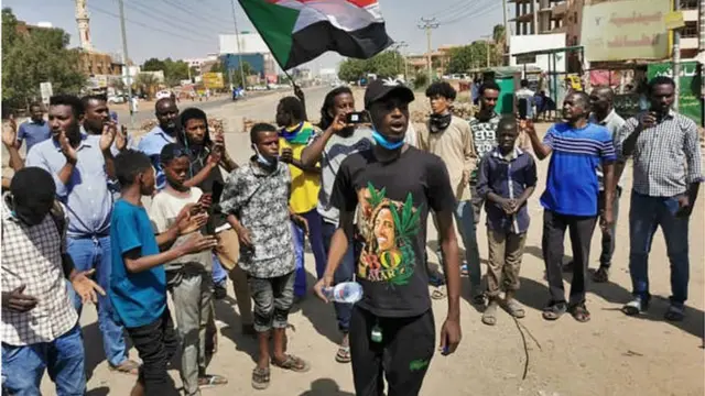 شبان يشاركون في الاحتجاج على الانقلاب العسكري