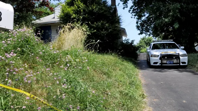 Una patrulla policial frente a la casa de Kaplan.