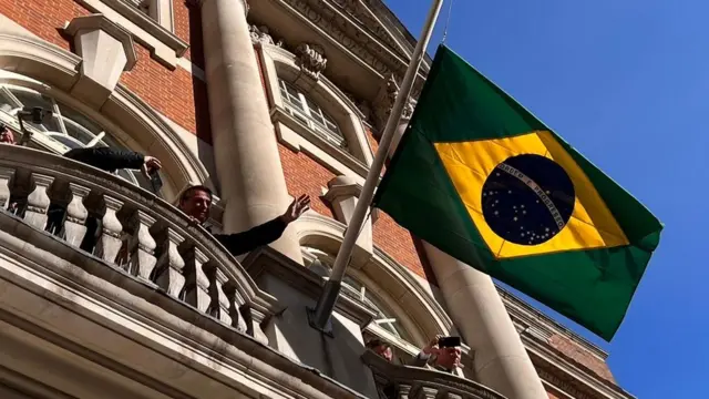 Com bandeira a meio mastro, Bolsonaro discursa a apoiadores na sacada da residência do embaixador1xbet com ptLondres