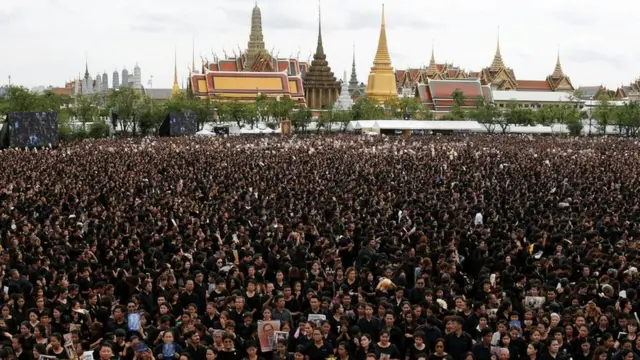 ประชาชนรวมตัวกันที่หน้าพระบรมมหาราชวัง