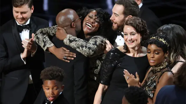Elenco de Moonlight celebra.