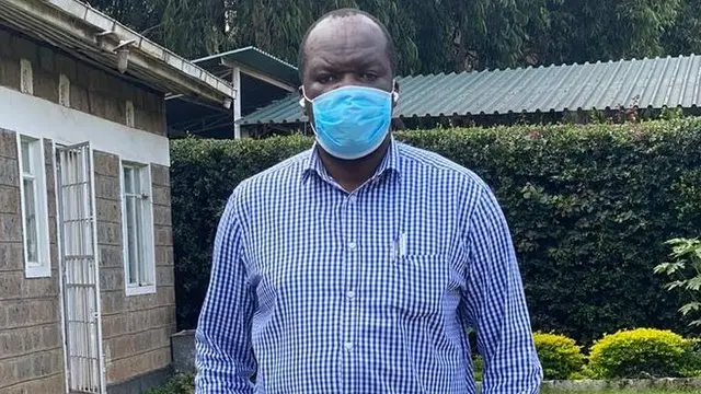 Robert Alai con una mascarilla azul