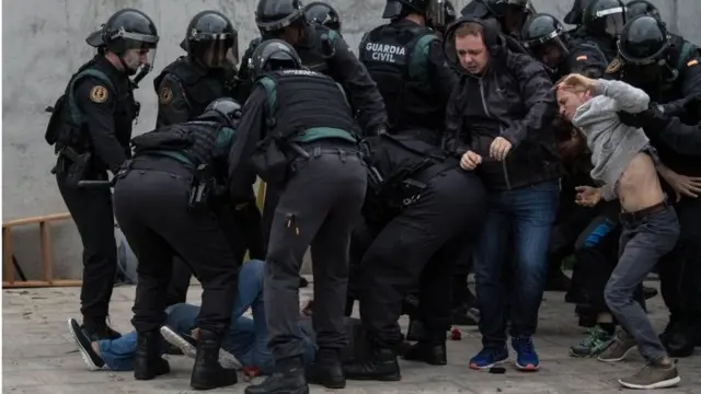 Policía con manifestantes heridos.