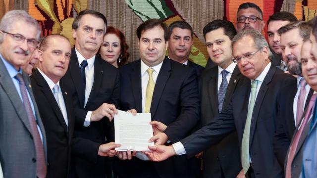 Bolsonaro entrega a proposta ao presidente da Câmara, Rodrigo Maia