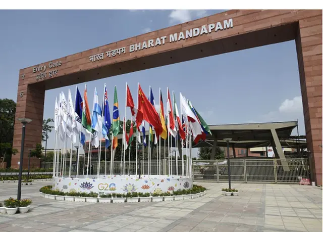 غونډه د نندارتونو په یوه تالار کې ترسره کېږي چې په یوه مهال ۷۰۰۰ کسان پکې ځاېږي.