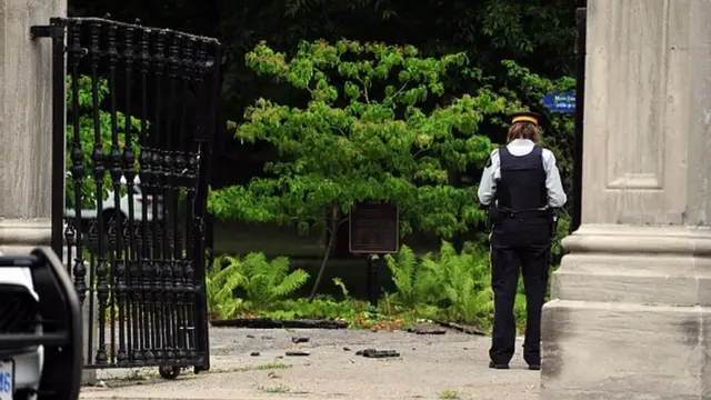 La policía canadiense hace guardia frente a Rideau Hall en Ottawa, Canadá, el 2 de julio de 2020