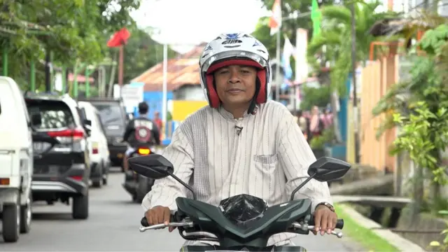 Abdul Wahid Ibrahim, alias Awi, mengendarai sepeda motornya setiap hari untuk bekerja di gedung DPRD Kota Manado. Awi adalah anggota DPRD dari PAN yang sebelumnya bekerja sebagai tukang ojek dan pedagang ikan