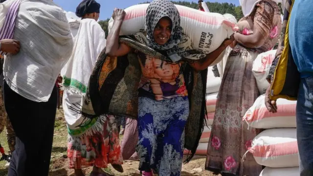 አማራ ክልል ጭና ውስጥ ከተፈጸመ ጭፍጨፋ በኋላ የአርዳታ ዱቄት የተሰጣት ሴት ጥቅምት 2014