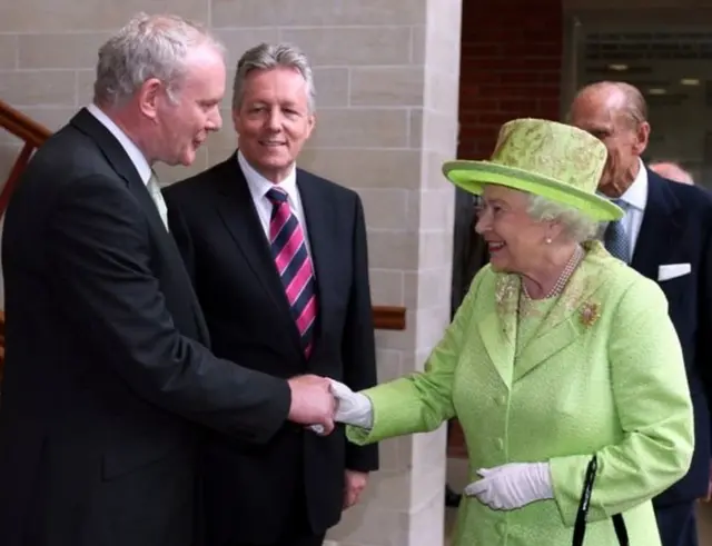 બ્રિટનના ક્વીન એલિઝાબેથ દ્વિતિય અને આઈઆરએના પૂર્વ કમાન્ડર