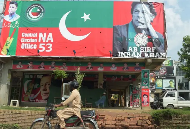 Un afiche de campaña de Khan