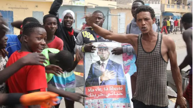 Des manifestants montrent une affiche de l'un des candidats de l'opposition, Biram Dah Abeid.