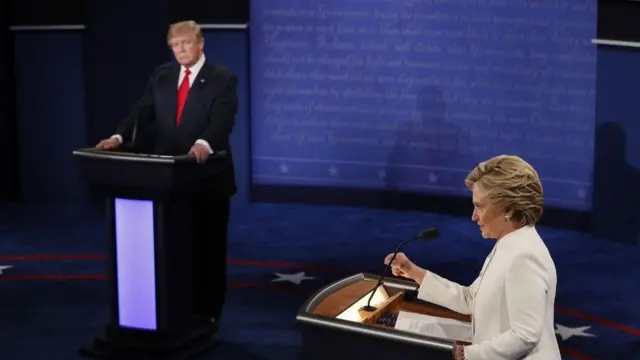 बहस के दौरान डोनल्ड ट्रंप और हिलेरी क्लिंटन