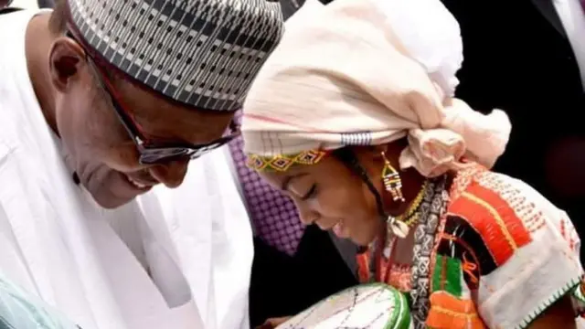 Buhari n gba ẹbun 'ẹ kaabọ'lọwọ ọmọdebinrin kan