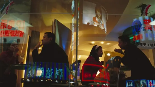 شباب صيني في أحد المطاعم