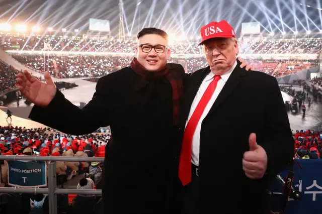 Un imitador del presidente de Estados Unidos, Donald Trump, y otro del líder norcoreano Kim Jong Un posan durante la ceremonia de inauguración de PyeongChang 2018 en el estadio de la ciudad surcorena del mismo nombre el 9 de febrero. (Foto: Ryan Pierse/Getty Images)