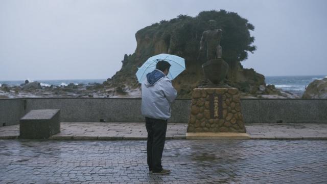 基隆的和平岛上矗立着一座纪念碑，纪念因228事件被国民政府军队杀死的日本渔民青山惠先。