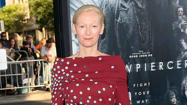 Tilda Swinton frente a un afiche de "Snowpiercer" durante el estreno de la película