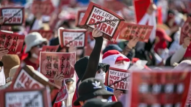 රහස්‍ය කැමරාවලට එරෙහිව මේ වසර මුලදී කාන්තාවන් දහස් ගණනක් උද්ඝෝෂණය කළහ.