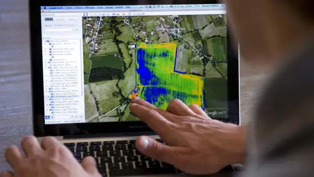 ড্রোন থেকে তোলা ছবির উপর ভিত্তি করে ফসলের পরিস্থিতি বিশ্লেষণ করা হচ্ছে।