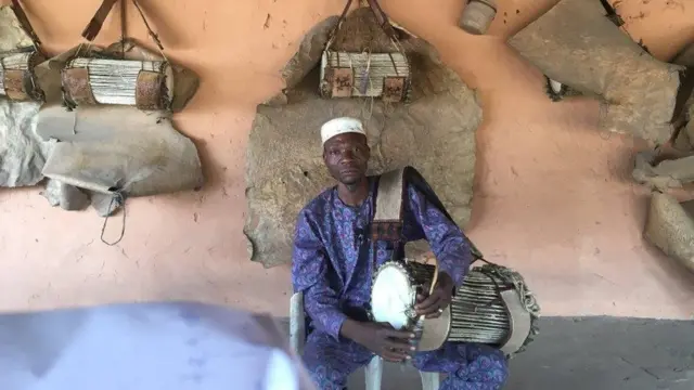 Okunrin kan joko pelu ilu gangan lowo re ati awo ilu yii ka - 1/2/2018