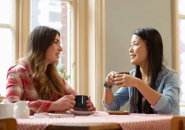 Amigas conversando