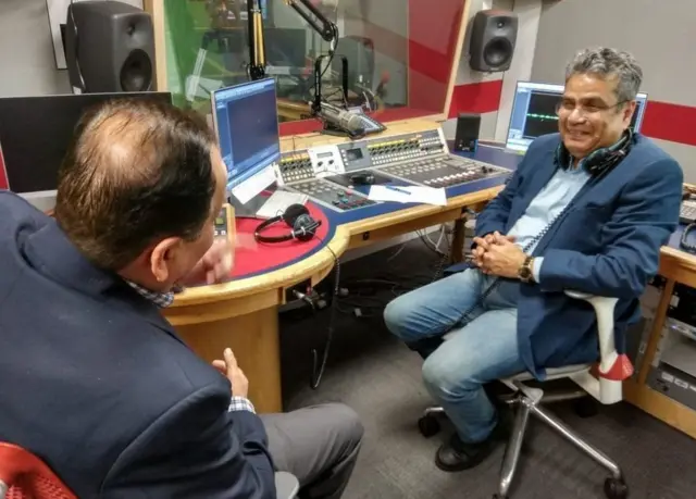 સન્ડે ગાર્ડિયન અખબારના મૅનેજિંગ એડિટર પંકજ વોહરા સાથે રેહાન ફઝલ