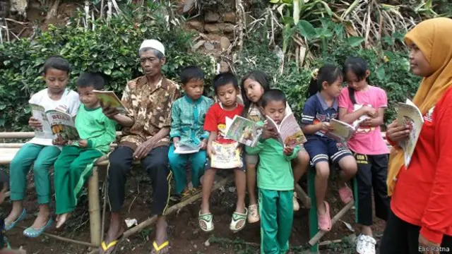 anak-anak dan buku elis ratna
