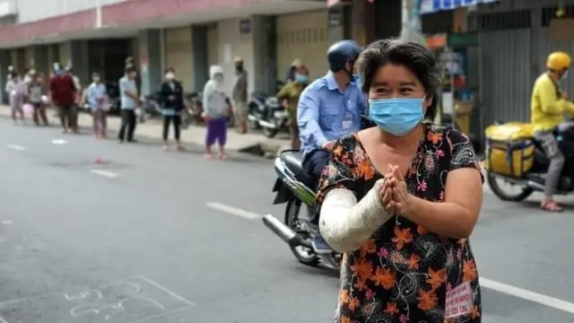 Người dân đến Quán cơm Nụ cười luôn đảm bảo giữ khoảng cách theo quy định của nhà nước