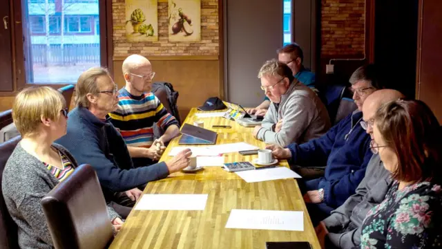 Члены Пессимистической ассоциации Пуоланки обсуждают свои дела. Судя по лицам, с делами все плохо